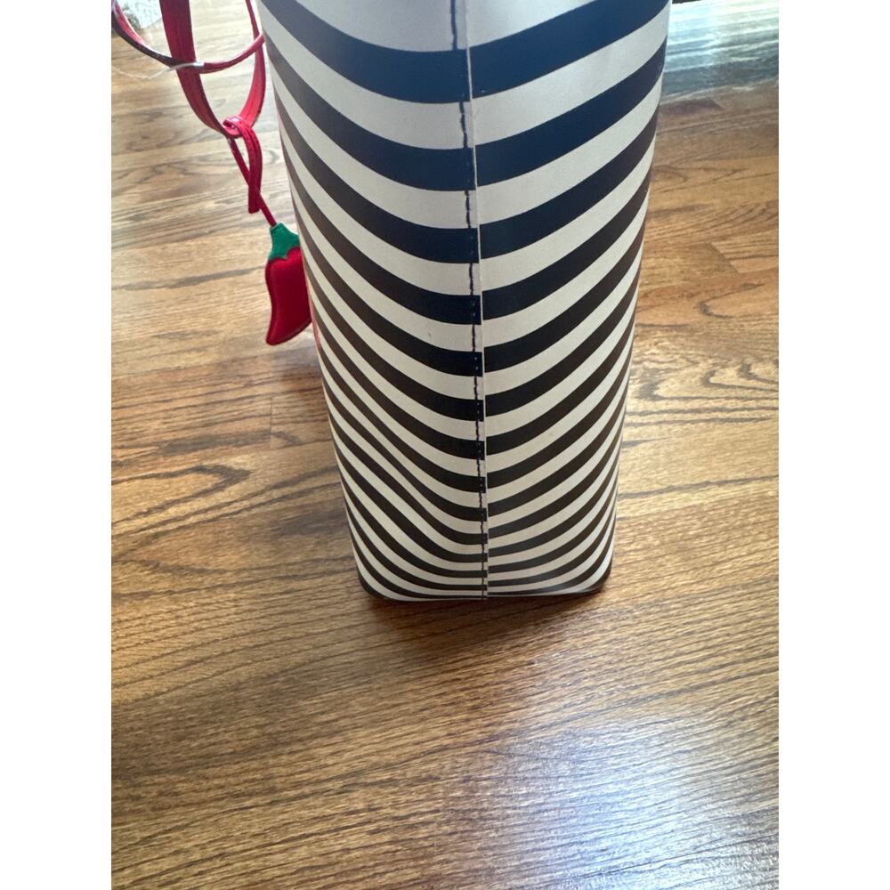 Kate Spade New York
Extra Spicy Chili Pepper Little Len Tote - Picture 9 of 10